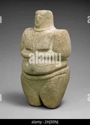 Figura femminile in piedi che indossa una cinghia e una collana 3rd–2nd Millennium B.C. questa scultura è una di un gruppo di statue associate all'età del Bronzo Sud Arabico. Essa giunge all'inizio di una tradizione figurale caratterizzata da estrema semplificazione e forza simbolica. Raffigurata è una donna in piedi con un ruolo di grasso e profondo solco che enfatizza la pancia e un triangolo pubico chiaramente indicato. Il suo corpo massiccio è contenuto in uno spazio quadrangolare. Le gambe appaiono troncate ma le dita, come le mani e le dita, sono indicate da incisioni. Indossa una cinghia attraverso il suo corpo e. Foto Stock