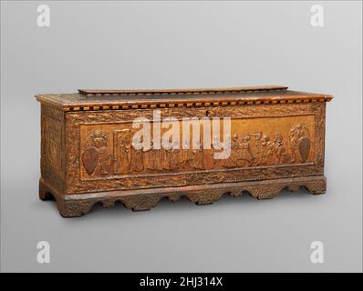 Cassone metà 15th secolo italiano, Firenze Cassone è un termine dato a cassoni decorati costosi made in Italy dal XIV al XVI secolo. Accanto al letto matrimoniale, i cassoni erano amati nelle ricche famiglie rinascimentali, perché tenevano abiti, tessuti preziosi e altri oggetti di valore. Spesso commissionato dallo sposo, un cassone fu portato in modo preminente nella processione nuziale, carico della dote della sua sposa. La scena centrale mostra apparentemente un momento diverso di una simile sfilata di nozze ed è affiancata da angeli che reggono scudi precedentemente dipinti con lo stemma della coppia Foto Stock