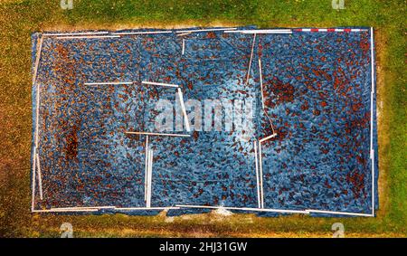 Tiro al drone, campo da Beach volley coperto, dall'alto, Zell am muss am Irrsee, Salzkammergut, Austria superiore, Austria Foto Stock