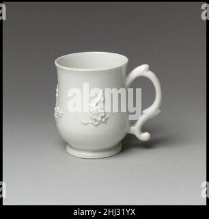 Tazza ca. 1750–55 Bow Porcellane Factory British il dono della Collezione Hans Syz nel 1995 dotò il Museo di quasi trecento esempi di ceramiche europee e asiatiche meticolosamente acquisite dal collezionista svizzero Dr. Syz (1894–1991) per tracciare la migrazione di modelli e modelli da Est ad Ovest. Documentando un continuo processo di influenza e adattamento, questi pezzi forniscono una revisione discriminante delle sfumature di cambiamento stilistico risultanti da tre secoli di commercio. Tazza 208412 Foto Stock