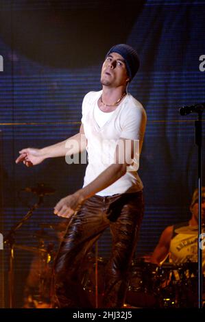 Milano Italia 2002-05-24 : la cantante Enrique Iglesias in concerto presso l'Alcatraz Foto Stock