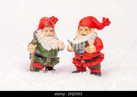 Figure del padre di Natale, gnomes del giardino, nella neve, figure dell'argilla Foto Stock