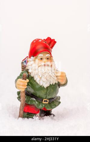 Figura di Natale del Padre, gnome del giardino, nella neve, figura di argilla Foto Stock