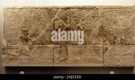 Rilievo dalla parete ovest di una Cappella di Ramesses i ca. 1295–1294 a.C. nuovo regno, Ramesside Ramesses i, primo re della dinastia 19, fu un ufficiale militare del Delta orientale. Servì come generale e viziere sotto Haremhab, ultimo re della dinastia 18, e fu designato da Haremhab come suo successore. Ramesses era probabilmente abbastanza vecchio quando divenne re e la maggior parte dei suoi monumenti furono finiti dal figlio, Seti I.in una cappella dedicata da Seti a Ramesses, il muro occidentale, qui raffigurato, è il punto focale. È diviso centralmente, con scene di Ramesse i sulla destra e quelle di suo figlio Seti i o Foto Stock
