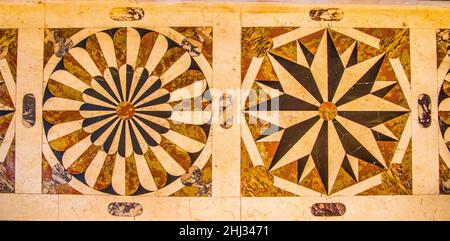 L'altare e il pavimento impressionano con belle opere intarsiche marmoree che mostrano motivi cristiani, ma anche decorazioni floreali e fruttate, Santa Corona, Gotica Foto Stock