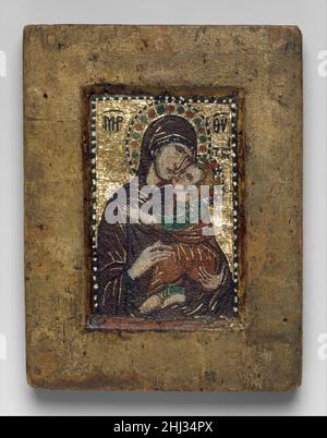 Icona portatile con la Vergine Eleousa inizio 1300s Bizantina immagini della Vergine Eleousa, la Vergine della compassione, si svilupparono nei secoli bizantini successivi e influenzarono profondamente l'arte dell'Occidente latino. Qui, le pose intime della testa e delle mani mostrano il caldo attaccamento emotivo della Vergine e del Bambino. L'iscrizione latina del XV secolo sul retro identifica l'icona come quella che ha convertito la Santa Caterina di Alessandria del IV secolo al cristianesimo. Icona portatile con la Vergine Eleousa 474336 Foto Stock