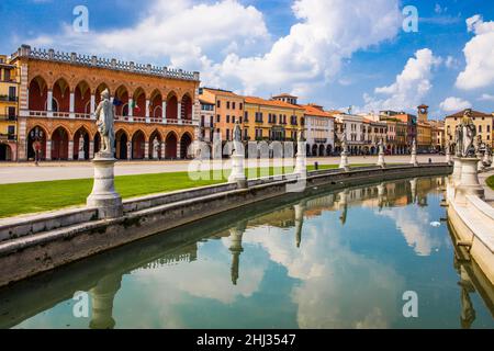 Prato della Valle, con statue in pietra, i famosi cittadini della città, la più grande piazza del centro cittadino d'Europa, Padova, tesoro nel cuore del Veneto Foto Stock