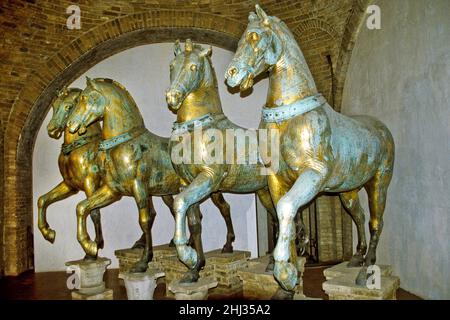 I cavalli di San Marco (originale), Piazza San Marco con la Cattedrale di San Marco, Basilica di San Marco, aspetto veneziano-bizantino, Piazza San Foto Stock