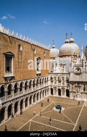 Cortile interno, Palazzo Ducale con file di portici. Palazzo Ducale, centro di potere a Venezia, più importante edificio gotico secolare, città lagunare Foto Stock