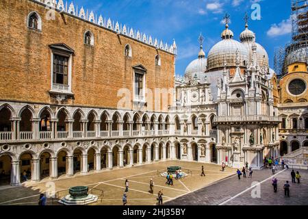 Cortile interno, Palazzo Ducale con file di portici. Palazzo Ducale, centro di potere a Venezia, più importante edificio gotico secolare, città lagunare Foto Stock