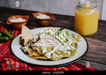 Peperoncini verdi messicani con pollo e salsa verde piccante colazione tradizionale in Messico Foto Stock