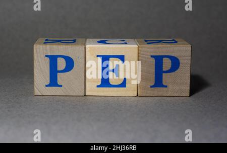 Gennaio 19, 2022. New York, Stati Uniti. PepsiCo PEP Ticker simbolo fatto di cubi di legno su sfondo grigio. Foto Stock