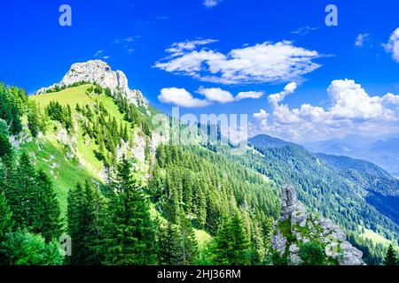 Verde paesaggio di montagna delle Alpi bavaresi vicino a Kampenwand a Chiemgau, Baviera Foto Stock