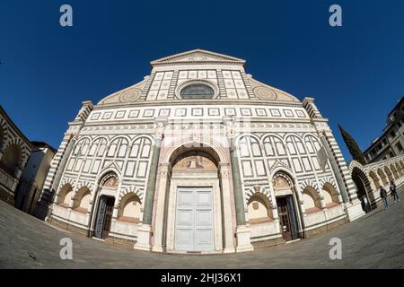 Firenze Italia. Gennaio 2022. Vista panoramica della facciata della chiesa di Santa Maria Novella nel centro storico della città. Foto Stock