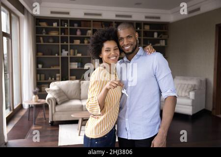 Felice coppia africana mostrando le chiavi dalla loro nuova casa Foto Stock