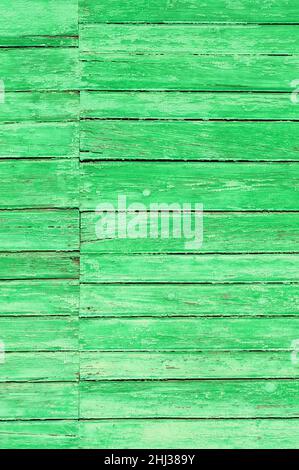 Vecchia parete di legno dipinta verde chiaro copyspace verticale Foto Stock