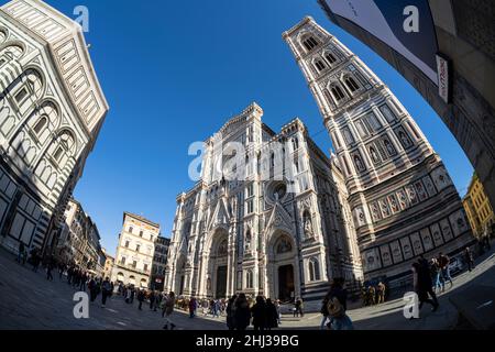 Firenze Italia. 2022 gennaio. Vista panoramica della Cattedrale di Santa Maria del Fiore del '200 conosciuta per la cupola di piastrelle rosse, la facciata in marmo colorato Foto Stock