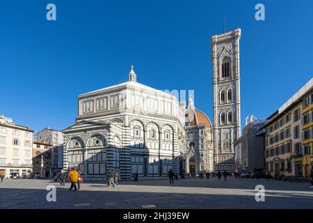 Firenze Italia. 2022 gennaio. Vista esterna della Cattedrale di Santa Maria del Fiore del '200 conosciuta per la cupola di piastrelle rosse, la facciata in marmo colorato Foto Stock