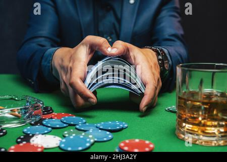 Il giocatore di poker mescola le carte di poker nel casinò. Foto Stock