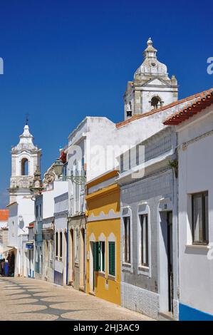 Scena stradale che mostra la Chiesa di Igreja de Santo Antonio, Lagos, Regione dell'Algarve, Portogallo Foto Stock