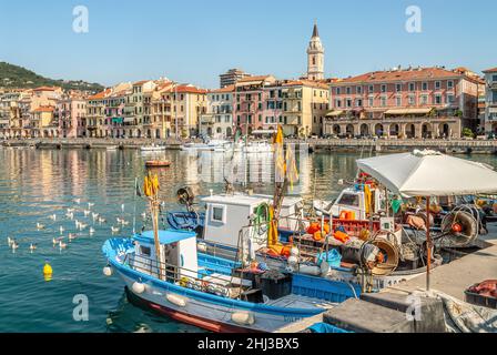 Barche da pesca nel porto di Oneglia, Imperia, Liguria, Italia Foto Stock