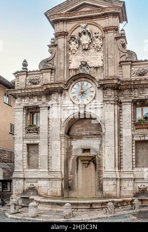 Fontana di piazza del mercato a Spoleto, Umbria, Italia Foto Stock