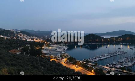 Porto mediterraneo con piccole barche a vela durante il tramonto, Kas Turchia. Barche a vela nel porto turistico Foto Stock