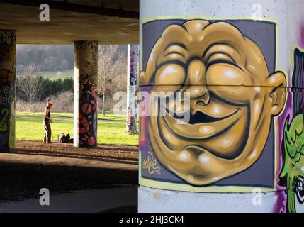 Artista Graffiti che lavora con il sistema stradale Cumberland Basin di Bristol UK Foto Stock