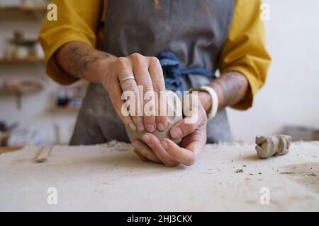 Lavora con le tue mani: Artista femminile stampaggio argilla cruda per la scultura e la modellazione di ceramiche o ceramiche Foto Stock