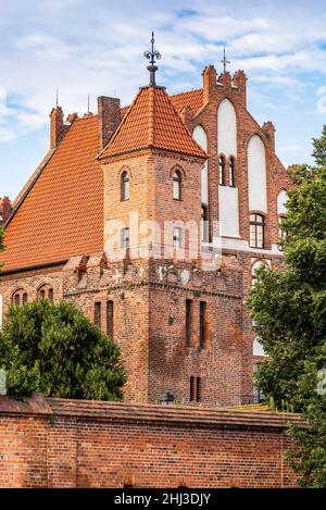 Torun, Polonia - 11 agosto 2021. Rovine del castello teutonico Foto Stock