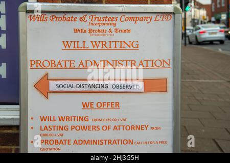 Weybridge, Surrey, Regno Unito. 26th Gennaio 2022. Un segno sociale di distanziamento al di fuori di un'azienda di scrittura di volontà. Le misure del Covid-19 sono state revocate in Inghilterra da domani 27th gennaio 2022. Credit: Maureen McLean/Alamy Foto Stock