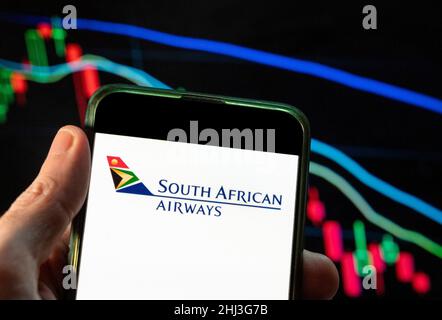 Cina. 4th Dic 2021. In questa illustrazione della foto, il logo della compagnia aerea South African Airways è visualizzato su uno smartphone con un grafico dell'indice delle borse economiche sullo sfondo. (Credit Image: © Budrul Chukrut/SOPA Images via ZUMA Press Wire) Foto Stock