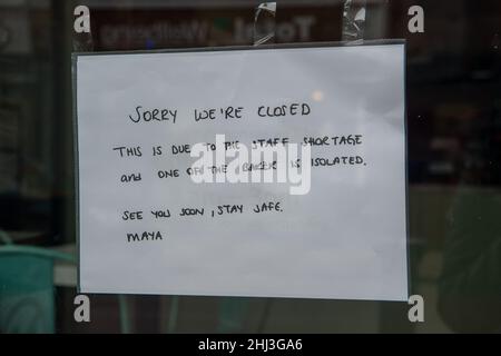 Weybridge, Surrey, Regno Unito. 26th Gennaio 2022. Un avviso in una finestra del cafe' che dice che e' chiuso dato che uno dei panettieri e' autoisolante a causa del Covid-19. Credit: Maureen McLean/Alamy Foto Stock