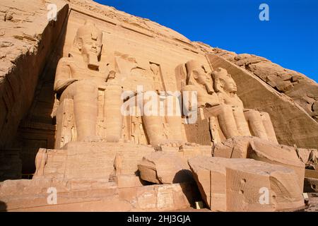 Facciata del Grande Tempio di Ramesse II, Abu Simbel, Egitto Foto Stock