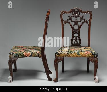 Sedia laterale (una di una coppia) ca. 1755–60 dopo un disegno di Thomas Chippendale se Thomas Chippendale (1718-1779) inventò la sedia 'a costine-schienale' non è noto, ma è certamente il design di una sedia più frequentemente associato al suo nome. Il presente esempio, una delle due sedie laterali del Museo [1] , si basa su un disegno che è stato incluso in tutte e tre le edizioni del suo famoso libro, il Direttore del Gentleman e del Cabinet-Maker. [2] la piastra illustra tre sedie "a nastro" di disegno simile. Nella prima edizione, descrive le tre sedie senza modestia come 'il migliore che ho hav Foto Stock