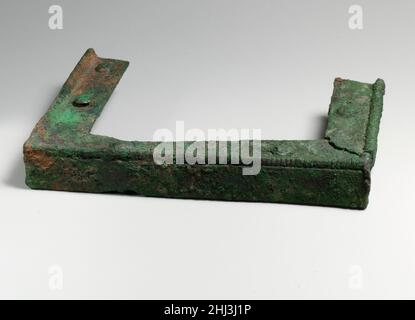 Frammenti di un carrello o di un carro, parti di cornice rettangolare ca. 500–480 a.C. Etrusca grande collezione di attaccamenti in bronzo e ferro appartenuti un tempo ad un carro.. Frammenti di un carro o di un carro, parti di cornice rettangolare 253012 etrusca, frammenti di Chariot, parti di cornice rettangolare, ca. 500?480 a.C., Bronzo, 1: 8 ? 5 9/16 poll. (20,3 ? 14,1 cm) 2: 6 3/16 ? 3 7/16 poll. (15,7 ? 8,7 cm) 3: 3 1/2 ? 5 poll. (8,9 ? 12,7 cm). Il Metropolitan Museum of Art, New York. Fletcher Fund, 1929 (29.131.3f1?F3) Foto Stock