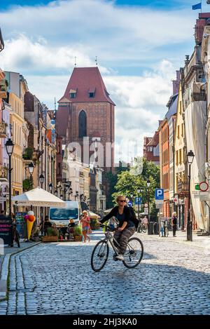 Torun, Polonia - 11 agosto 2021. Via Chelminska in estate Foto Stock