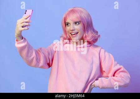 donna che tiene un telefono posa tecnologia sfondo isolato Foto Stock