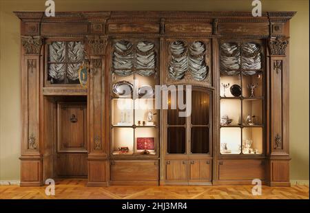 Shopfront dal 3, quai de Bourbon, Île Saint-Louis, Parigi tra il 1775 e il 77, con successive sostituzioni Etienne Séjournant questo shopfront parigino, dalla riva nord dell'Ile Saint-Louis, si trovava su un sito favorevole al commercio, vicino all'incrocio tra il Quai Bourbon e il Pont Marie, Un ponte del XVII secolo sulla Senna. Si sovrappone alla muratura di un edificio seicentesco esistente, i cui modesti contorni sono ancora visibili. I cronisti della Parigi del tardo diciannovesimo e dell'inizio del ventesimo secolo attirarono l'attenzione sul fascino e la rarità di questo piccolo sho isolato Foto Stock