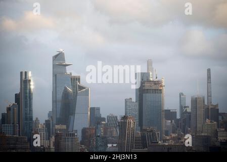 Un tocco di luce del sole sui picchi del Midtown Manhattan in una giornata grigia e nuvolosa a New York. Foto Stock