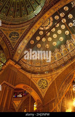 Soffitto interno della Grande Moschea di Muhammad Ali, Cairo, Egitto Foto Stock