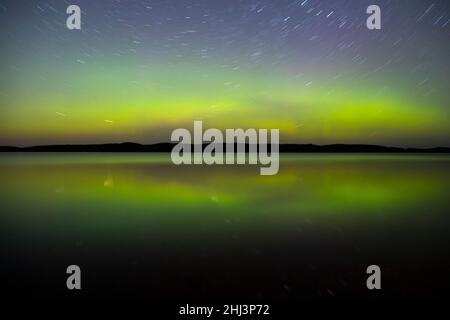 L'aurora boreale balla nel cielo e guarda il lago nel Minnesota settentrionale. Foto Stock