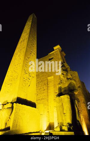 Obelisco nel Tempio di Luxor illuminato di notte, Luxor Egitto Foto Stock