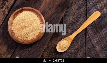 Amaranthus - semi di Amaranth in ciotola di legno. Cibo sano Foto Stock