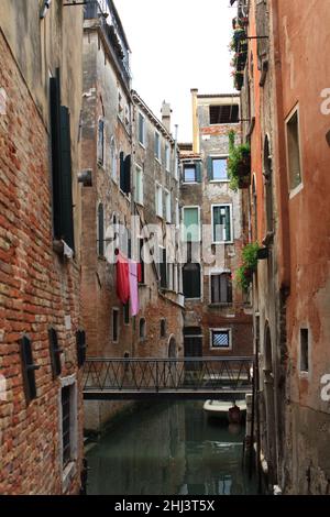 Venezia Italia il giorno della lavanderia, bellissimo canale con barca in acqua Foto Stock