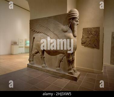 toro alare a testa umana (lamassu) ca. 883–859 a.C. assiro dal IX al VII secolo a.C., i re d'Assiria dominarono un vasto impero centrato nel nord dell'Iraq. Il grande re assiro Ashurnasirpal II (r. 883–859 a.C.), ha intrapreso un vasto programma di costruzione a Nimrud, antica Kalhu. Fino a quando divenne la capitale sotto Ashurnasirpal, Nimrud era stato non più di una città provinciale.la nuova capitale occupava un'area di circa nove cento acri, intorno al quale Ashurnasirpal costruì un muro di mattoni di fango che era spesso 120 piedi, alto 42 piedi e lungo cinque miglia. Nell'angolo sud-ovest Foto Stock