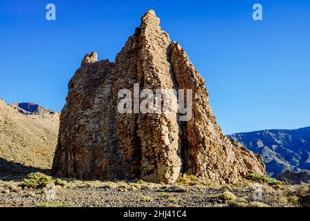 formazioni rocciose verticali in un cielo luminoso giorno di sole Foto Stock