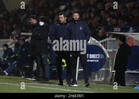 HARTLEPOOL, REGNO UNITO. JAN 25th Hartlepool United, assistente manager Michael Nelson e manager Graeme Lee durante la finale del quartiere dei Trofei EFL tra Hartlepool United e Charlton Athletic a Victoria Park, Hartlepool martedì 25th gennaio 2022. (Credit: Mark Fletcher | MI News) Credit: MI News & Sport /Alamy Live News Foto Stock