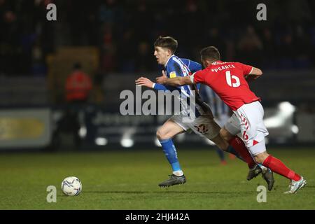 HARTLEPOOL, REGNO UNITO. JAN 25th Tom Crawford di Hartlepool si è Unito in azione con Jason Pearce di Charlton Athletic durante la finale del quartiere dei Trofei EFL tra Hartlepool United e Charlton Athletic a Victoria Park, Hartlepool martedì 25th gennaio 2022. (Credit: Mark Fletcher | MI News) Credit: MI News & Sport /Alamy Live News Foto Stock