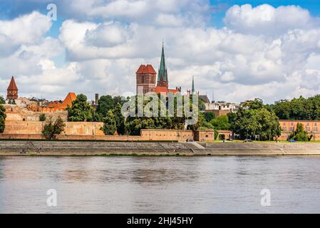 Torun, Polonia - 11 agosto 2021. Vista panoramica sul centro storico di fronte al fiume Foto Stock